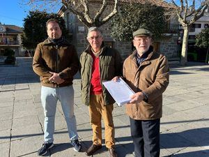 Entregan casi 2.000 firmas en el Ayuntamiento de Torrelodones contra el traslado de la Guardia Civil a la calle Cudillero