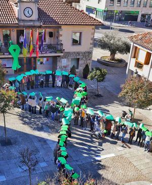 Un gran lazo verde formado por los vecinos conmemora en Torrelodones el Día Mundial contra el Cáncer