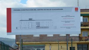 La Comunidad de Madrid anuncia con un cartel la próxima construcción del nuevo Centro de Salud de Guadarrama