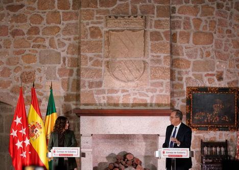 El Consejo de Gobierno se reúne en el Castillo de Manzanares El Real para conmemorar la firma del Estatuto de Autonomía