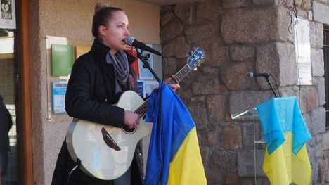 Torrelodones conmemora el primer aniversario de la invasión de Ucrania con un minuto de silencio