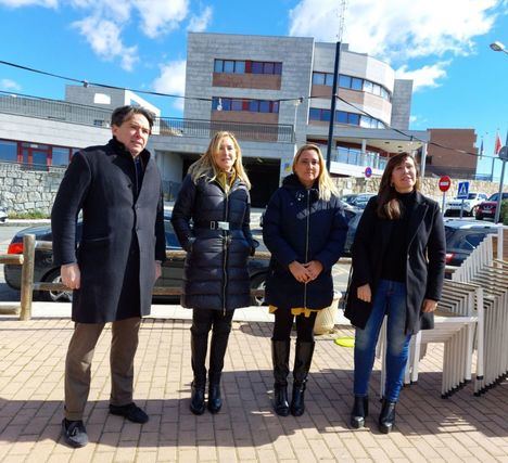 La diputada del PP Ana Beltrán y la senadora Alicia Sánchez Camacho muestran su rechazo al traslado de la Guardia Civil de Torrelodones