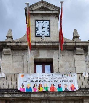 Concentración en la Plaza Mayor de Guadarrama para conmemorar el Día Internacional de la Mujer
