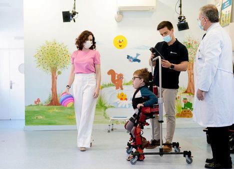 Dos hospitales públicos madrileños utilizarán los exoesqueletos pediátricos para la rehabilitación de niños