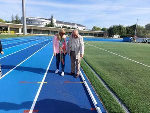 José Fernández Nieto inspecciona la nueva pista de atletismo acompañado por la alcaldesa, Mariola Vargas