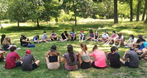 Casi un millar de plazas en campamentos para jóvenes durante el verano