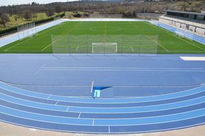 Finalizan las obras de renovación del campo de fútbol y pista de atletismo de Guadarrama