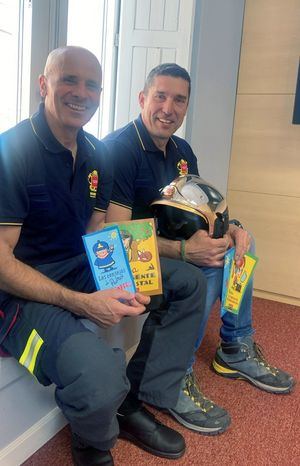 Dos bomberos madrileños, autores de los cuentos para acercar el trabajo de los servicios de Emergencia a los más pequeños