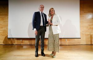 La alcaldesa de Collado Villalba, Mariola Vargas, recoge el Premio Meritorio Parkinson Madrid 2022
