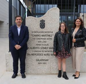 La nadadora Camino Martínez visita las obras de la Piscina Municipal de Verano de Galapagar, que llevará su nombre