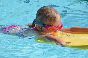 La piscina de Collado Villalba acogerá diferentes cursos intensivos de natación infantil durante el verano