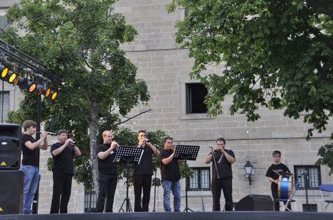 Actuaciones al aire libre en San Lorenzo para celebrar el fin de curso de los alumnos de la Escuela de Música y Danza