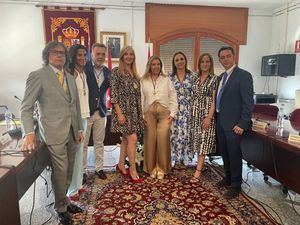 Victoria Barderas reparte las delegaciones a los nuevos concejales del Gobierno de Hoyo