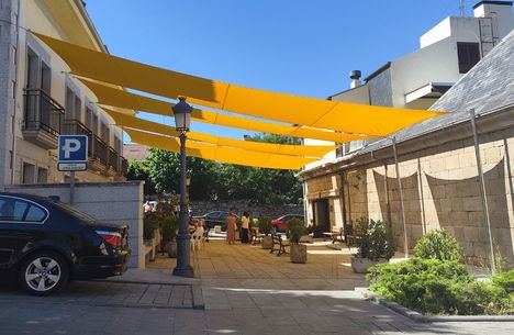 Velas para garantizar la sombra en la Plaza de la Panera de Guadarrama