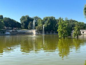 La Laguna del Carrizal de Collado Villalba estrena dos géiseres flotantes de seis metros de altura