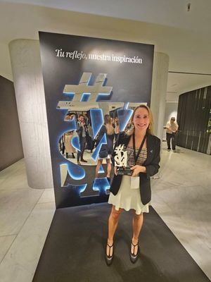 La ingeniera aeronáutica Sara Correyero, de Collado Villalba, recibe uno de los premios de los Women StartUp Awards