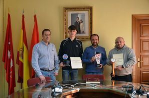 El alcalde de Guadarrama recibe a los deportistas Jairo Sánchez y Rubén Gonźalez para celebrar sus éxitos deportivos