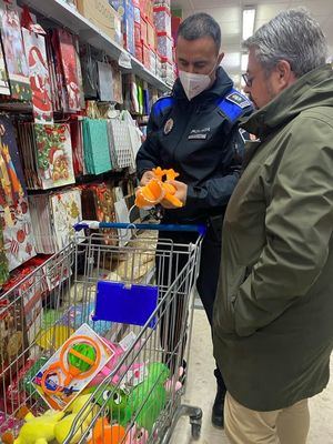 La Policía Local de Majadahonda inspecciona la seguridad de los juguetes vendidos en la localidad