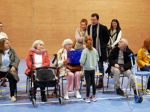 Más de 1.500 escolares de Las Rozas regalan plantas a los mayores por Navidad