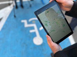 Majadahonda presenta una app que ayuda a las personas con movilidad reducida a localizar plazas de aparcamiento
