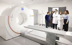Díaz Ayuso anuncia en el Hospital Puerta de Hierro que los hospitales públicos tendrán mil nuevos equipos como mamógrafos, ecógrafos o salas de radiología