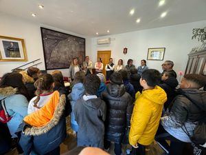 Los escolares de 5º de Primaria de Hoyo visitan el Ayuntamiento en el programa ‘Conociendo nuestro pueblo’