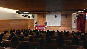 Los estudiantes de Collado Villalba resuelven sus dudas sobre el suicidio en la I Jornada Divulgativa ‘Engánchate a la vida’