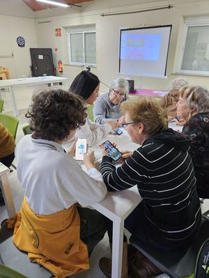 Jóvenes voluntarios de Galapagar enseñan a los mayores a utilizar el teléfono móvil