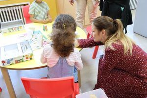 La Comunidad de Madrid presenta en Torrelodones el programa ‘Vacaciones en familia’ para acoger a menores tutelados