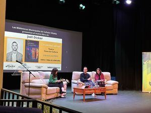 El escritor Joël Dicker llenó el Teatro de la Casa de Cultura de Collado Villalba