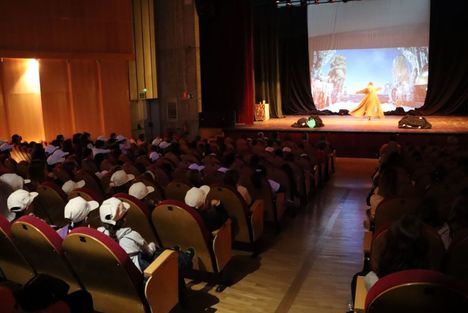 El Teatro Jacinto Benavente de Galapagar reabre sus puertas con la visita de más de 300 escolares
