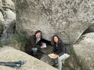 La Comunidad de Madrid lleva a la Peña del Arcipreste de Hita el libro ‘Relatos del Guadarrama’