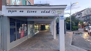 Los soportales de la Calle Real en Collado Villalba estrenan un mural decorativo en homenaje a La IAIA