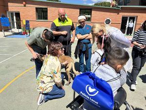 La Unidad Canina de la Policía Local visitó a los alumnos del Colegio de Educación Especial Peñalara