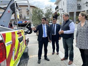 La Comunidad entrega una furgoneta y un camión con plataforma elevadora al Ayuntamiento de El Boalo