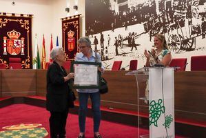 Galapagar recuerda a Rafael Crespo entregando a su familia la distinción de Hijo Predilecto