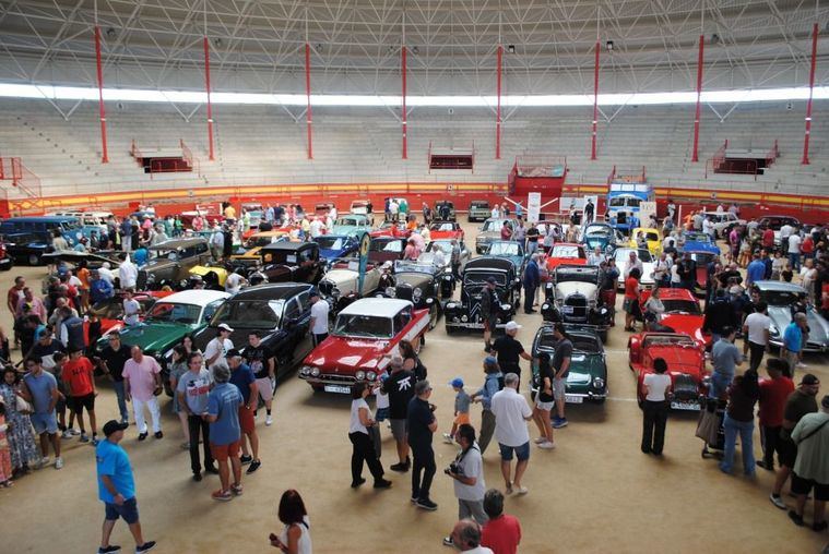 Multitudinaria concentración de coches clásicos en Valdemorillo