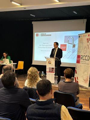 Representantes de una veintena de municipios de la comarca se unen en El Escorial para asistir a una jornada sobre ciberseguridad