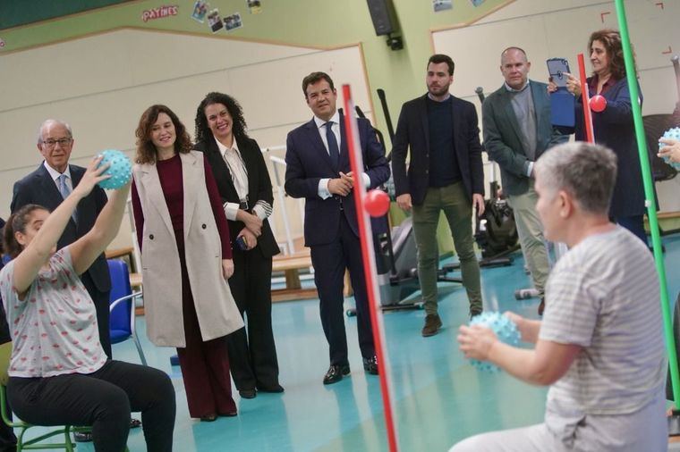 Isabel Díaz Ayuso visita en Las Rozas la sede de la Asociación Nuevo Horizonte, que trabaja con personas autistas