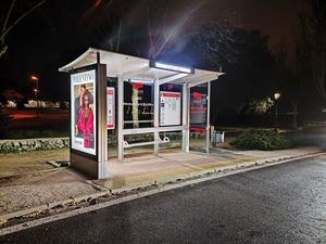 Alpedrete estrena nuevas marquesinas, más modernas y seguras, en diez paradas de autobús