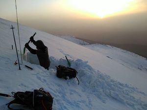 La Comunidad de Madrid realiza medio centenar de sondeos en la nieve para evaluar su estado y prevenir el riesgo de aludes