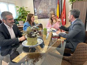 El Ejecutivo de Hoyo de Manzanares explora diferentes vías para mejorar los servicios a los mayores