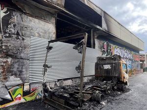 Siete meses después del incendio, comienza la reparación del Pabellón Polideportivo del colegio Miguel de Cervantes de Collado Villalba