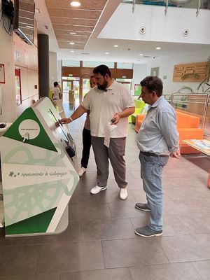 El Ayuntamiento de Galapagar presenta un punto de tramitación móvil instalado en la Biblioteca