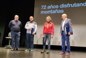 Moralzarzal rinde homenaje a Carlos Soria en FITUR y presenta una tarta con sabor local
