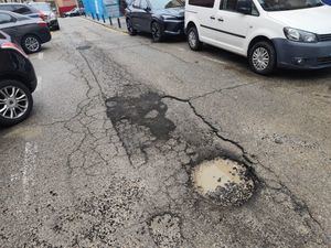 El PSOE de Torrelodones denuncia el estado de muchas calles y la falta de planes de asfaltado