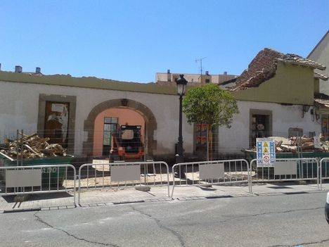 Una calle en remodelación y un edificio por rehabilitar