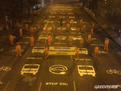 Pintada urbana de Greenpeace el Día sin coches