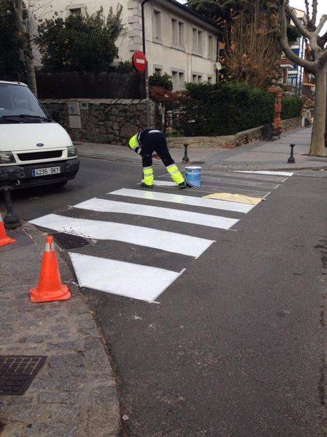 Repintado de paso de peatones en El Escorial