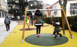 Los vecinos de La Fuentecilla estrenan parque infantil